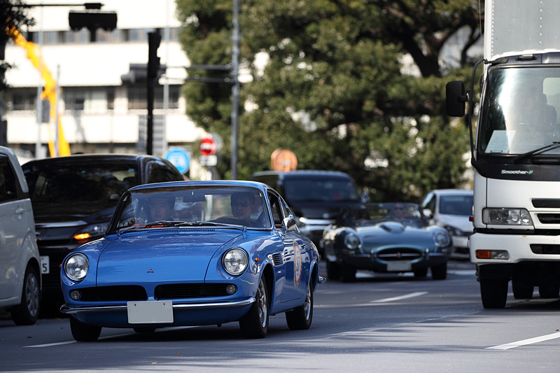 今年も中島秀之氏の解説とともにクラシックカーパレードはスタートした