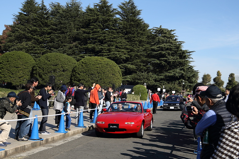 マツダが出展したのは今年90歳になる女性オーナーからメーカーに寄贈されたユーノス ロードスター