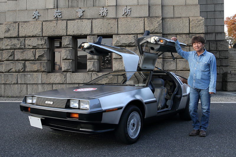映画「バック・トゥ・ザ・フューチャー」の公開される前からこのクルマに憧れ続けていたというオーナーの「デロリアン DMC-12」