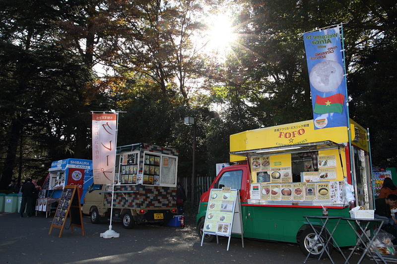 会場で販売されたトヨタ博物館オリジナルピンバッヂ＆メモ帳の収益は、東日本大震災、熊本地震、西日本を襲った7月豪雨、北海道胆振東部地震の被災地に寄付される。また、会場内にはミュージアムショップやフードガレージも用意された