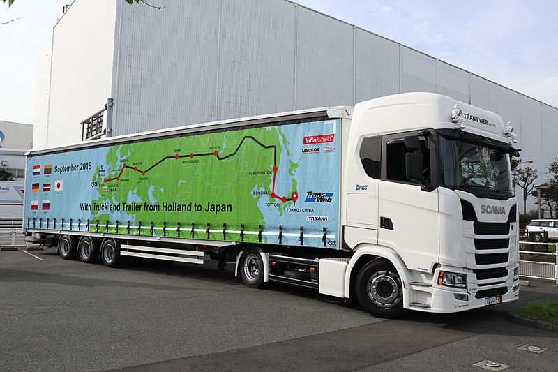 オランダにあるスカニアの工場で直接受け取り、ユーラシア大陸を横断して日本に持ち込まれたというトランスウェブ所有のスカニア製トラクター
