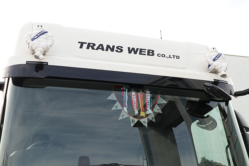 トラクターの上部に「ミシュランマン」が鎮座し、横断の旅で通過した国の記念品も飾られている