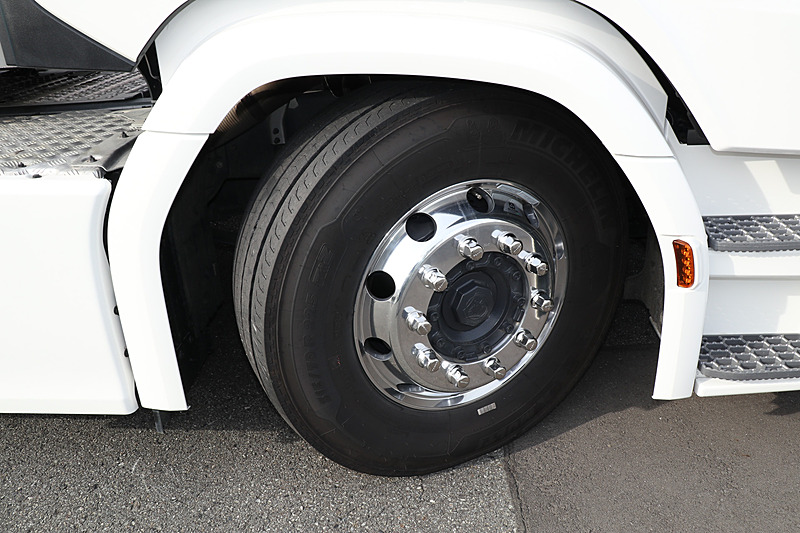 操舵輪、駆動輪、トレーラー輪でそれぞれミシュランの軸別専用タイヤを採用