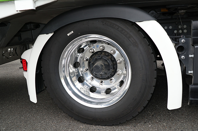 操舵輪、駆動輪、トレーラー輪でそれぞれミシュランの軸別専用タイヤを採用