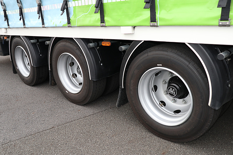 操舵輪、駆動輪、トレーラー輪でそれぞれミシュランの軸別専用タイヤを採用