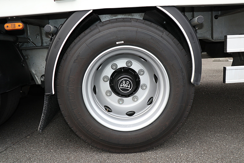 操舵輪、駆動輪、トレーラー輪でそれぞれミシュランの軸別専用タイヤを採用