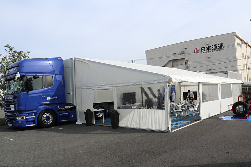 側面にテントを張っている