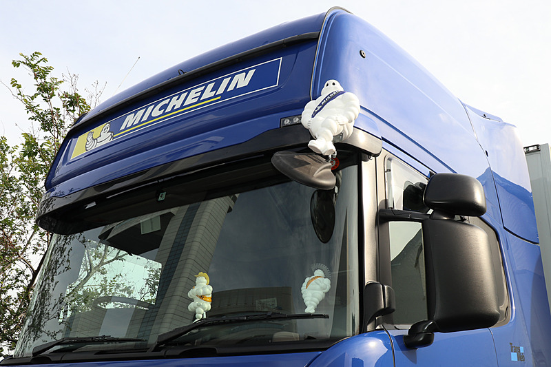 ブルーに塗装されたボディ。車外の補助ミラー上のほか、助手席前方にもミシュランマンが置かれている