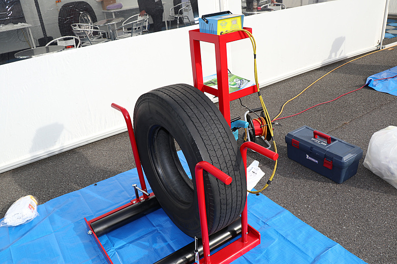 2本のすり減ったリグルーブ対応タイヤが用意され、実際に来場者が体験していく