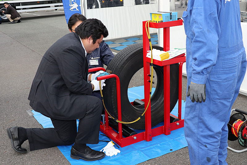 2本のすり減ったリグルーブ対応タイヤが用意され、実際に来場者が体験していく