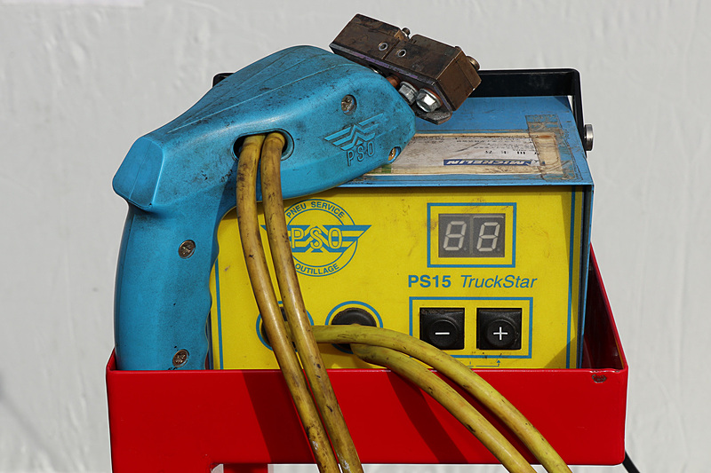 リグルーブの機材はU字型の刃先を電力で熱し、トレッド面を彫るようにして溝を作る