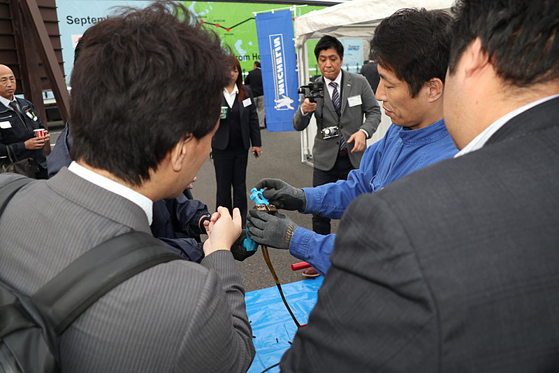 溝の残りをチェックした後、刃先の出る量を調節して適正な深さの溝を作っていく