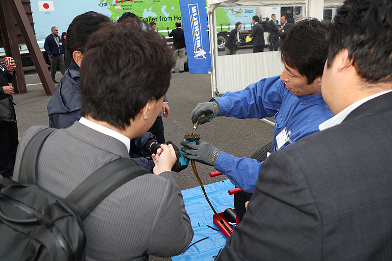 溝の残りをチェックした後、刃先の出る量を調節して適正な深さの溝を作っていく