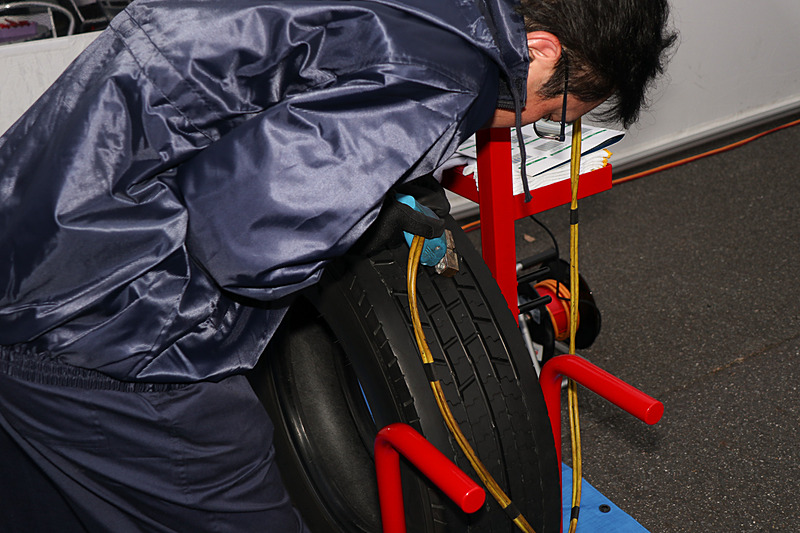 インストラクターが彫った溝は歪みがなく美しいラインとなっている