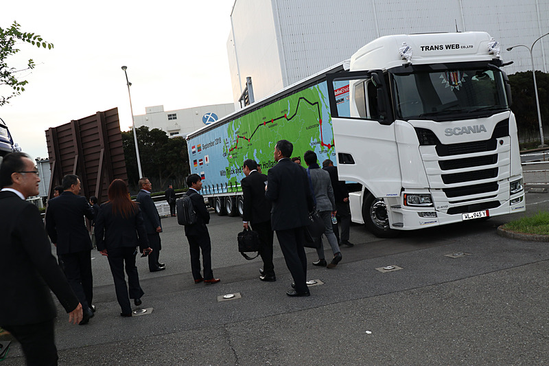 展示車両の周辺では、参加者同士が車両を見ながら真剣に意見交換していた