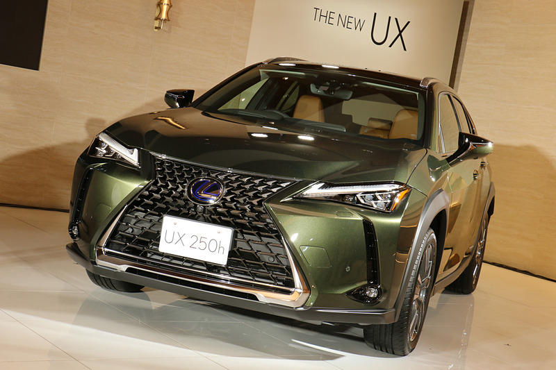 UX250h“version L”。ボディカラーは新色の「テレーンカーキマイカメタリック」