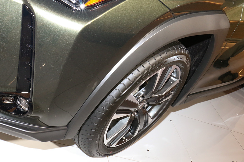 前後のフェンダーは頑健さや力強さを演出するほか、空力性能を高める機能パーツとしての役割も持っている