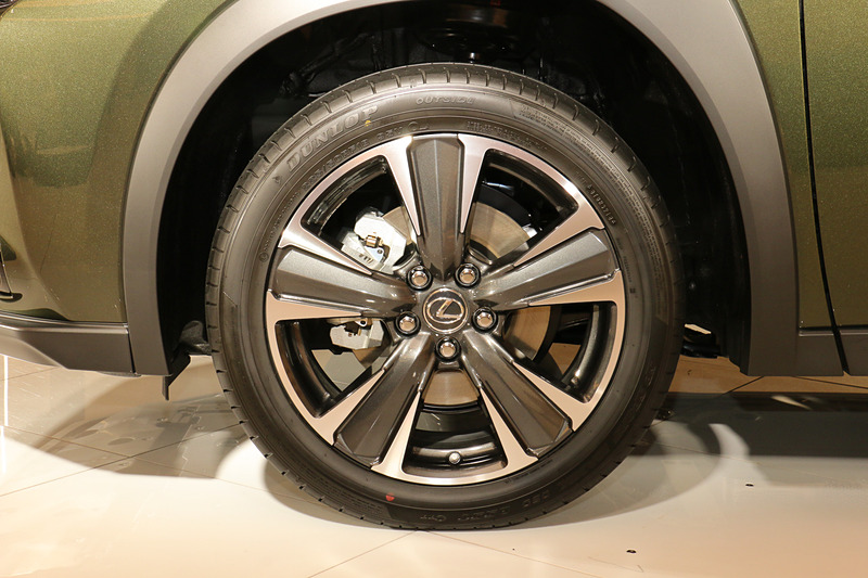 アルミホイールでも空力性能を追求。タイヤサイズは225/50 RF18