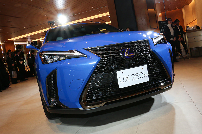 “F SPORT”はメッシュタイプの専用スピンドルグリル、漆黒メッキモールを備えた専用バンパーなどを装着