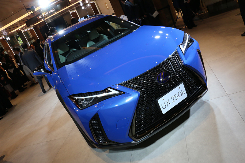 “F SPORT”はメッシュタイプの専用スピンドルグリル、漆黒メッキモールを備えた専用バンパーなどを装着