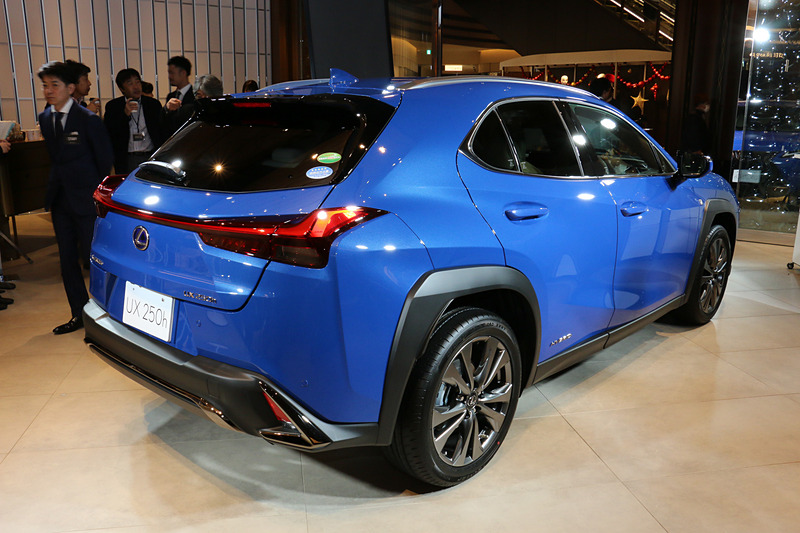 “F SPORT”はメッシュタイプの専用スピンドルグリル、漆黒メッキモールを備えた専用バンパーなどを装着