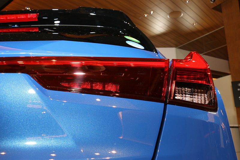 横方向に連続して発行する特徴的なリアコンビネーションランプは、両サイドをレースマシンから着想を得て縦フィン形状とした「エアロスタビライジングブレードライト」