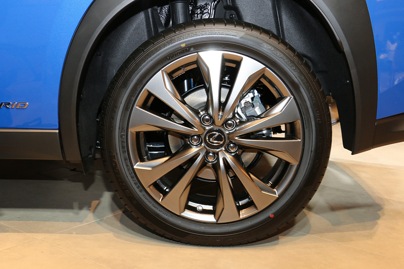 タイヤサイズは“version L”と同じ225/50 RF18。アルミホイールがダークプレミアムメタリック塗装の“F SPORT”専用デザインとなる