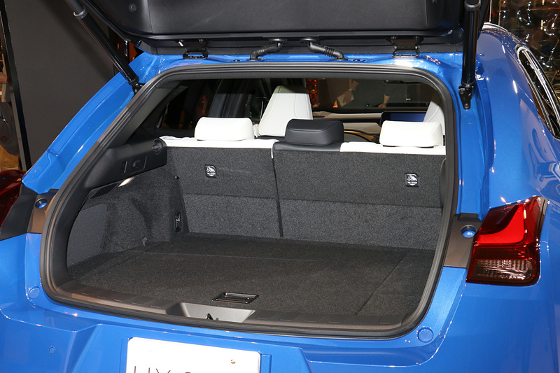 ルーフの前方側にヒンジを備え、開口部を広くしたラゲッジスペース。荷室容量は220L