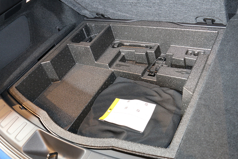 フロアボードの下にデッキアンダーボックスを用意