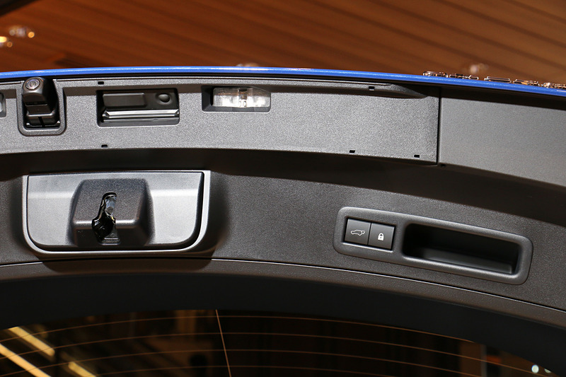 リアハッチにパワーバックドアの開閉スイッチや「パノラミックビューモニター」のリアカメラを備える