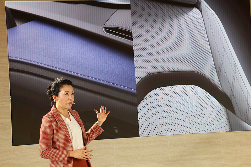 細部でもインパネに和紙のような手触り感を表現した「和紙調シボ」を使ったり、シートステッチで日本の伝統的な刺繍技法である「刺し子」をモチーフにするなど、「日本の美意識」を採り入れている