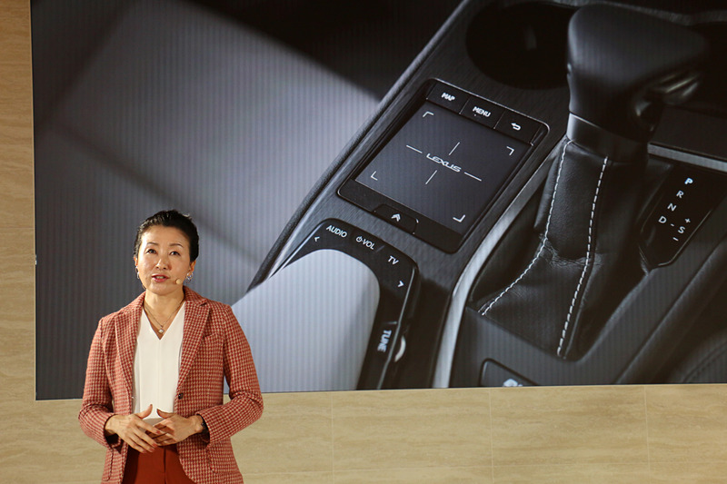 センターコンソールではレクサス独自の「リモートタッチ」に加え、アームレスト前方位置にオーディオスイッチを新設
