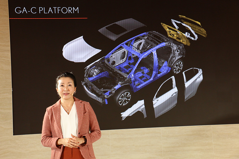 UXでは低重心・高剛性なGA-Cプラットフォームを採用