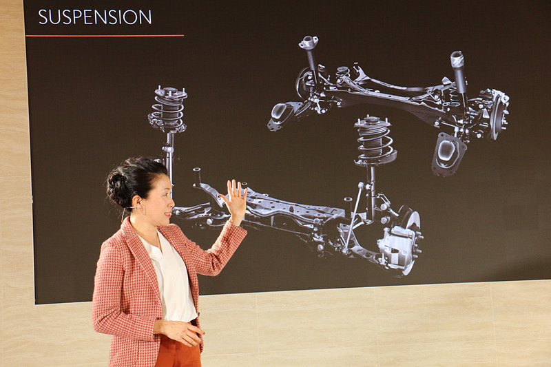 サスペンション形式は、フロントがストラット式、リアがダブルウィッシュボーン式。全車で前後スタビライザー付きとなる