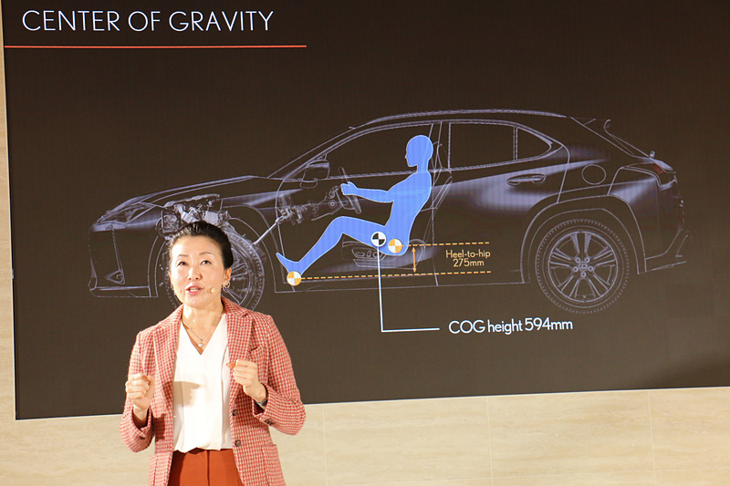 COG（身体重心）を低く設定し、「クーペのような走行感覚」を与えている