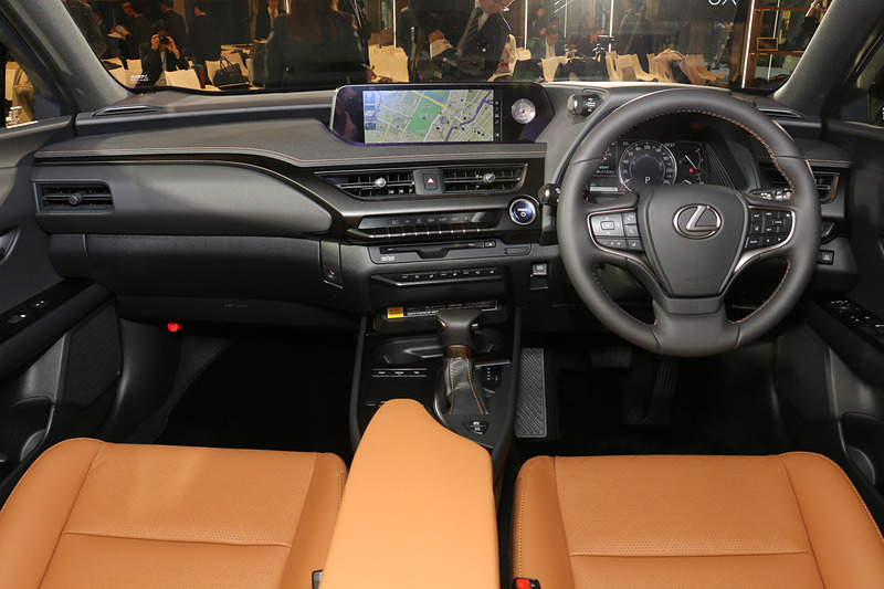 UX250h“version L”のインテリア。センターコンソールが運転席側を向いてコックピット感を演出