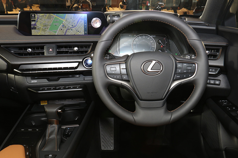 本革ステアリング＆本革シフトノブは全車標準装備