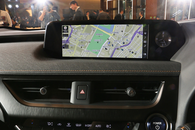 インパネ中央に備える10.3インチワイドディスプレイも全車標準装備