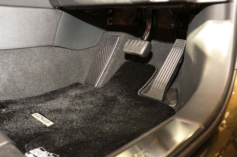 アクセルペダルはオルガン式