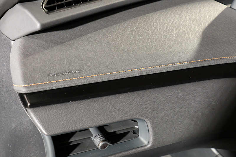 「和紙調シボ」はインテリアカラーに合わせ、写真のブラックなど3色をラインアップ