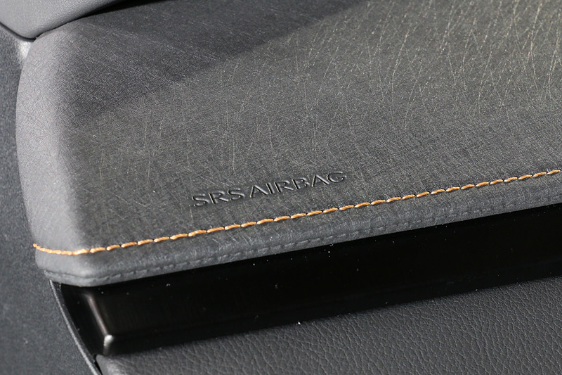 「和紙調シボ」はインテリアカラーに合わせ、写真のブラックなど3色をラインアップ