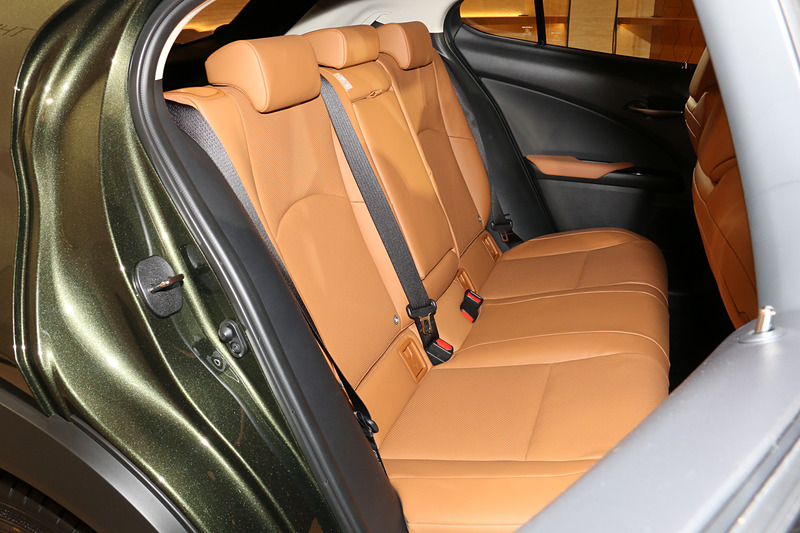 本革シートのカラーは写真の「オーカー」のほか、「リッチクリーム」「ホワイトアッシュ」「ブラック」「コバルト」の5種類