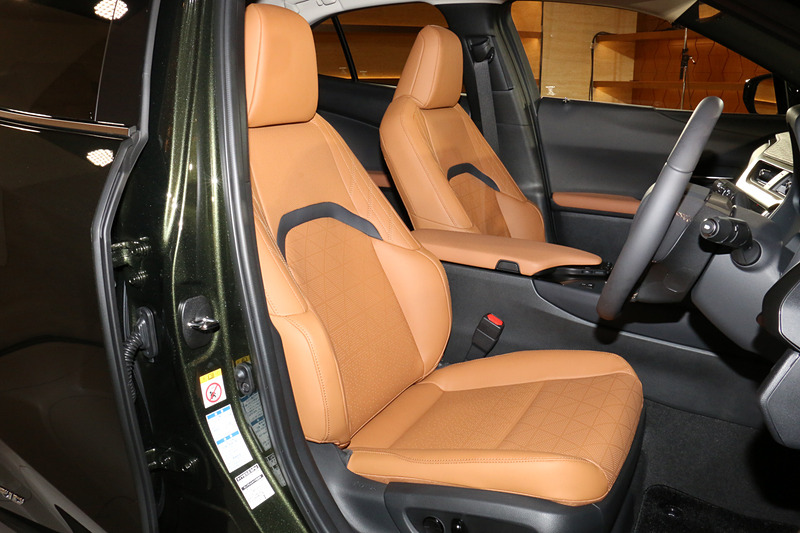 本革シートのカラーは写真の「オーカー」のほか、「リッチクリーム」「ホワイトアッシュ」「ブラック」「コバルト」の5種類