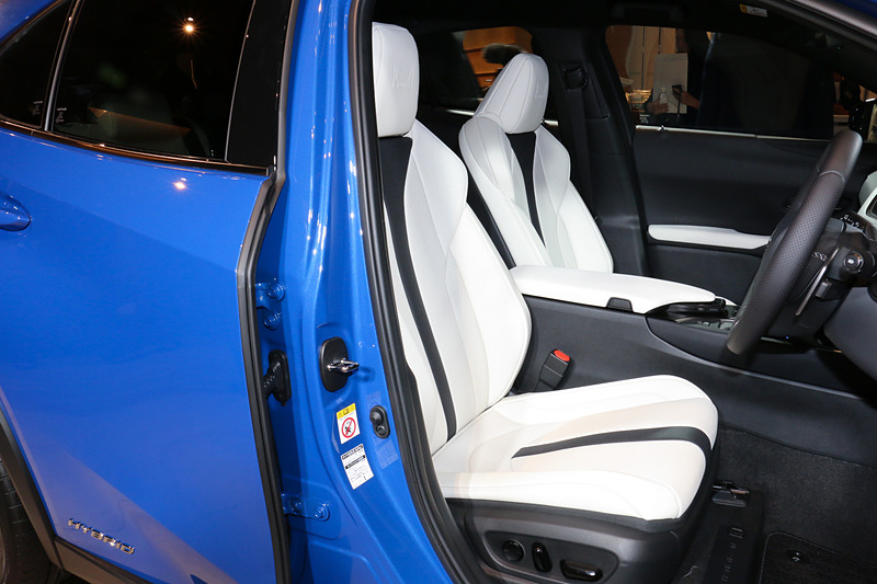 UX250h“F SPORT”のインテリア。フロントシートのサポート性を高めた専用本革スポーツシートやパドルシフト付きの専用ステアリングなどを採用する