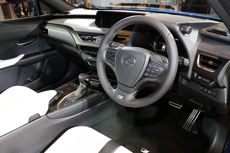 UX250h“F SPORT”のインテリア。フロントシートのサポート性を高めた専用本革スポーツシートやパドルシフト付きの専用ステアリングなどを採用する