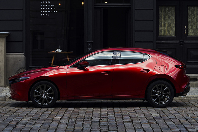 新型Mazda3 ハッチバック（北米仕様車）。ボディサイズは4459×1797×1440mm（全長×全幅×全高）、ホイールベースは2725mm