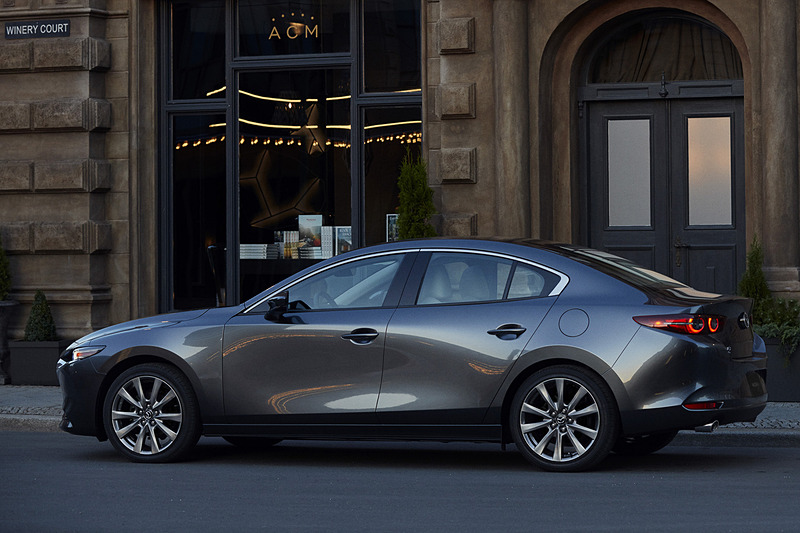新型Mazda3 セダン（北米仕様車）。ボディサイズは4662×1797×1445mm（全長×全幅×全高）、ホイールベースは2725mm