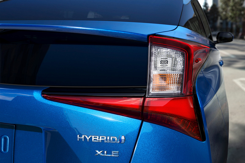 リアコンビネーションランプは縦長から横長のスタイルに改められた