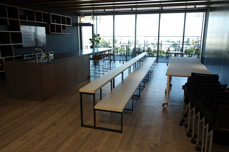 休憩エリア。外のテラスでもWiFiの利用が可能という