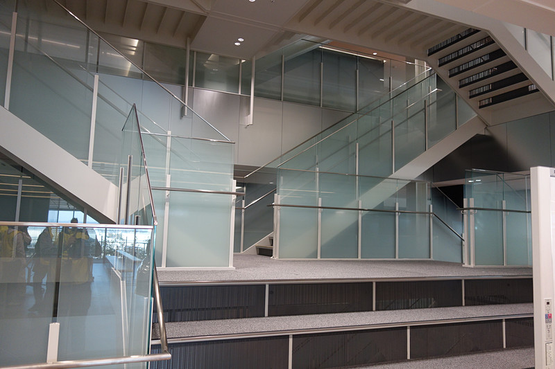 吹き抜けダブル階段。フロア間の移動が容易なほか、空調としての役割も担う吹き抜けの形状によって高い換気機能を有する